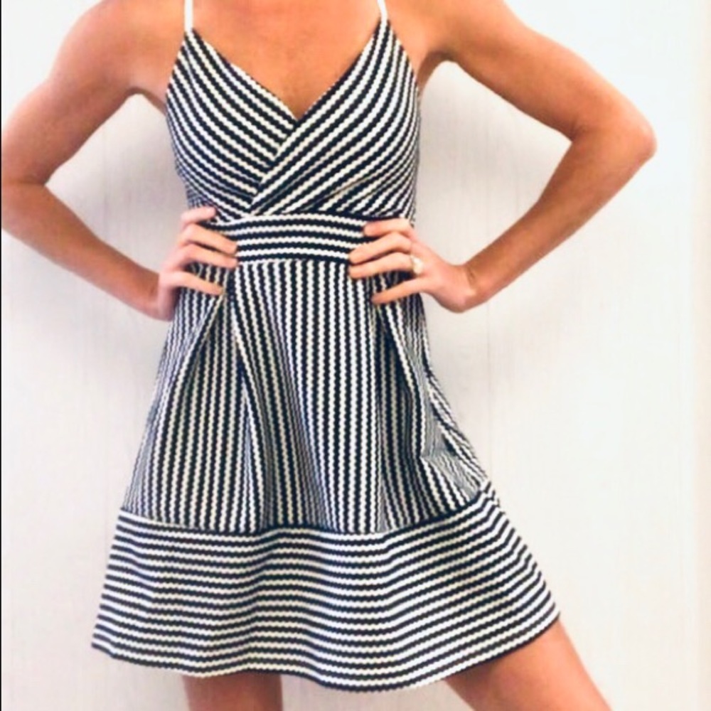 🦩NWT⛵️ Navy and white stripe mini Sundress 🌞